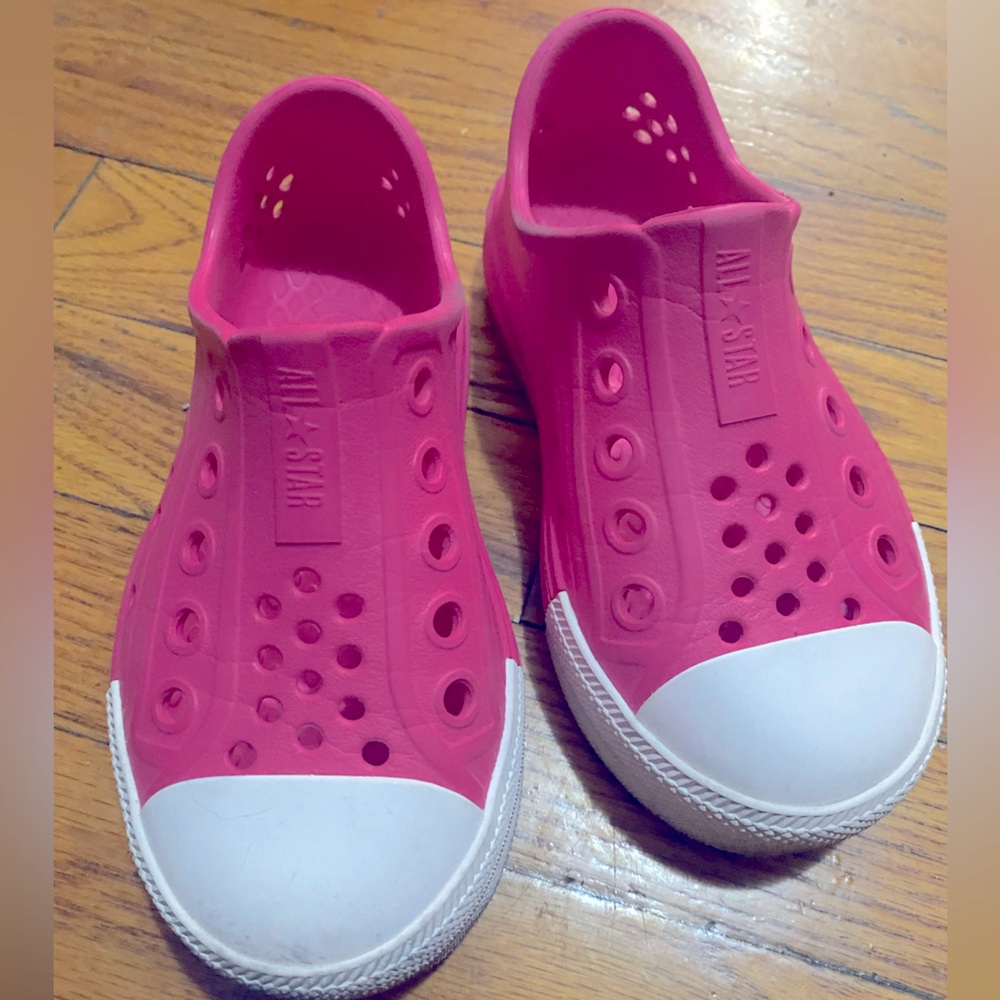Converse Girls croc style slip on size 11